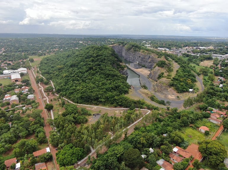 Vista aérea del cerro Ñemby con la vieja cantera.