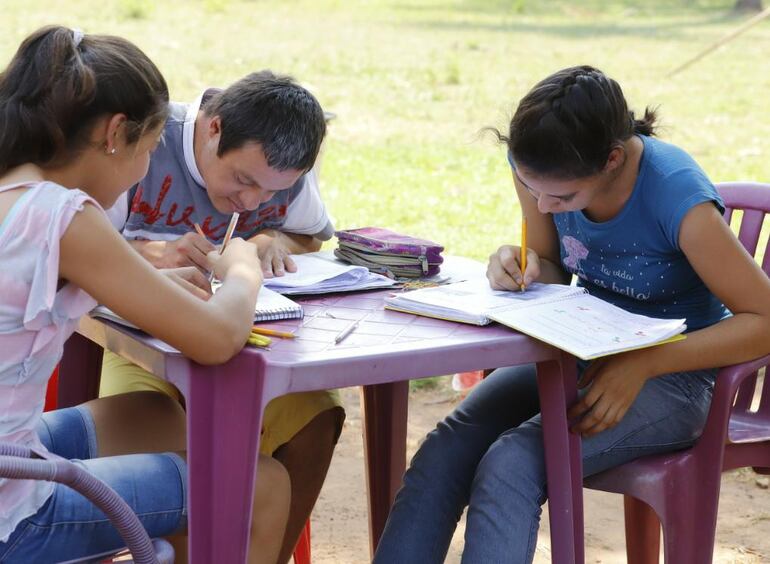 La escolarización de los infantes, 248.194 con edades entre 5 a 17 años participan del programa.