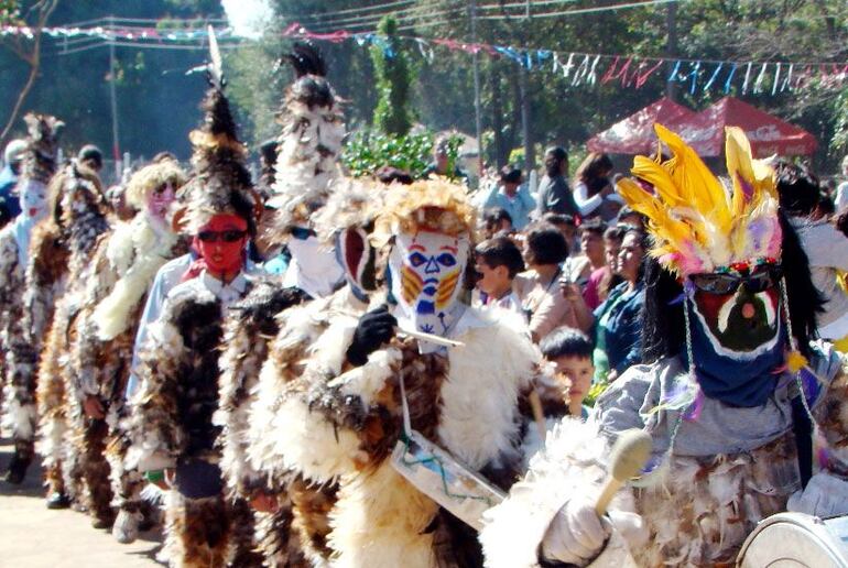 Promeseros emplumados durante una misa central en honor de San Francisco Solano, en Minas, Emboscada.