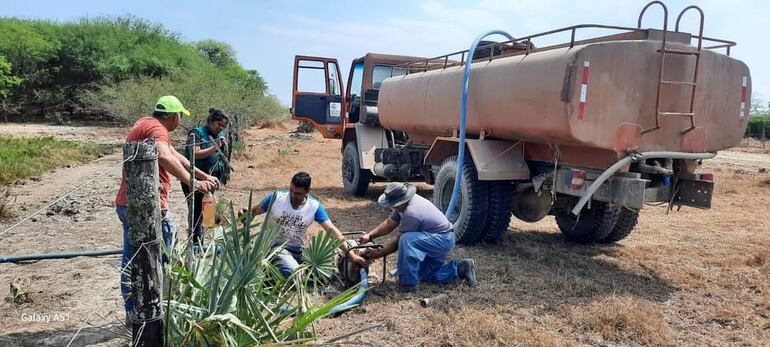 MOPC reparte agua a pobladores chaqueños. 