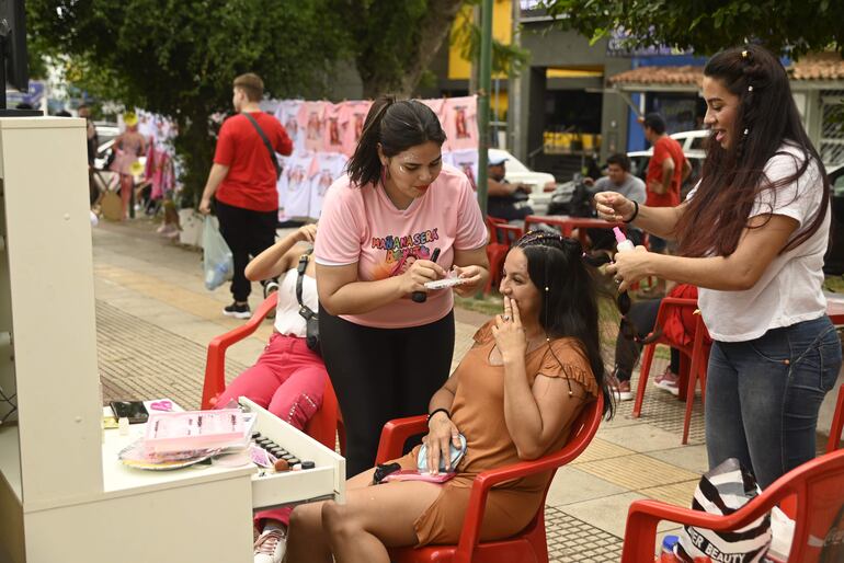 Ayer, antes de que se conociera la suspensión del concierto, hubo maquilladoras y peinadoras en los alrededores de la Nueva Olla. 