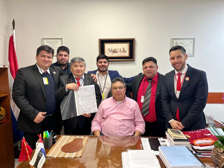 El senador Gustavo Leite junto con concejales municipales de Saltos del Guairá, tras la presentación del proyecto