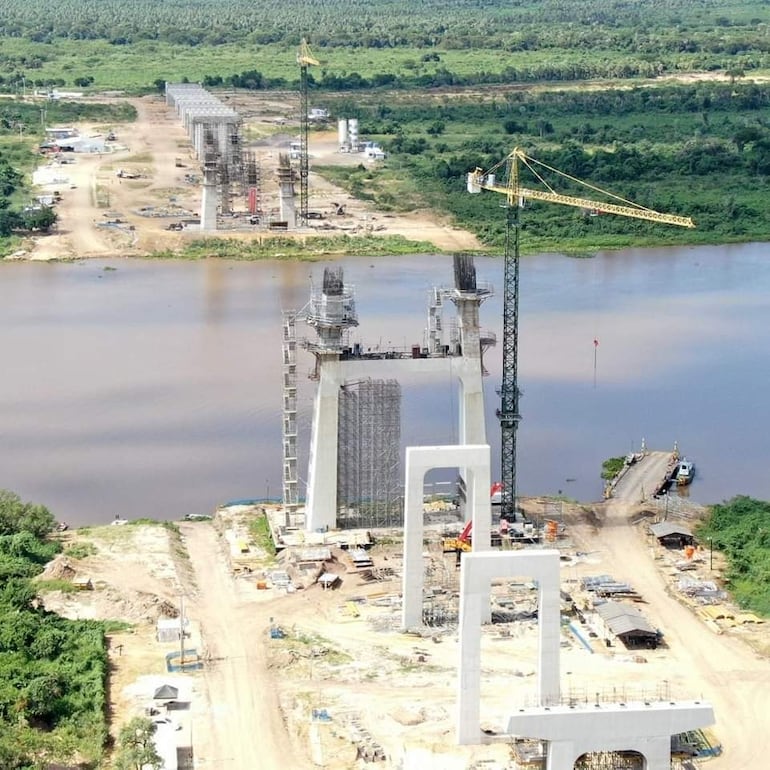 En ambas orillas del rio sobresalen los trabajos de la estructura del puente, hacia lado paraguayo esta mas avanzado el pilono 13, a diferencia del pilono 14 hacia lado brasileño.