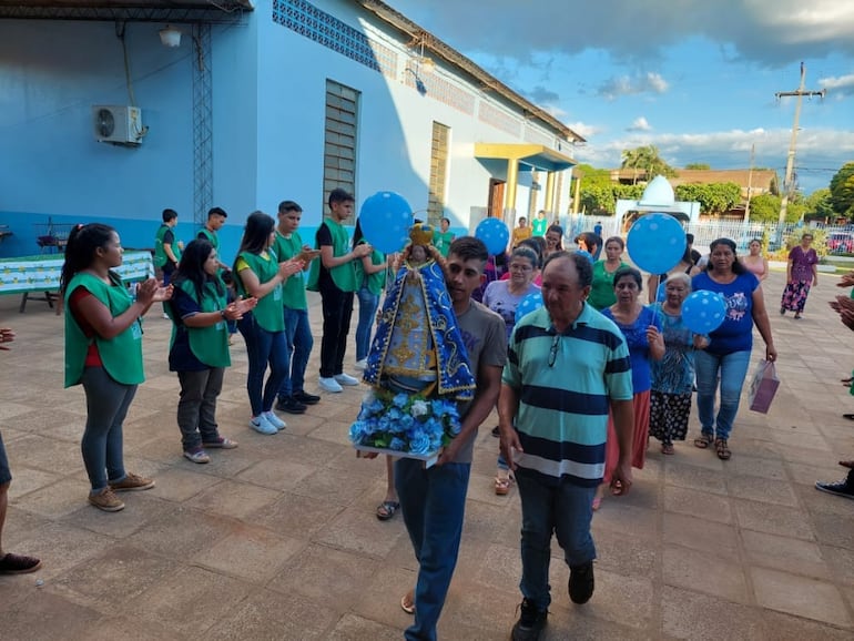 Fieles de la Virgen Caacupé ingresan con la imagen a la parroquia que lleva el mismo nombre, en el barrio 23 de Octubre de Ciudad del Este.