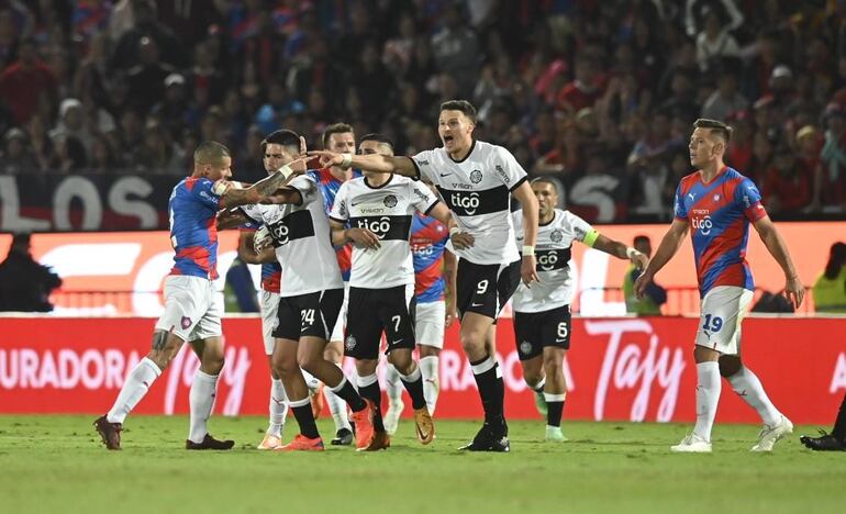 Los jugadores de Cerro Porteño y Olimpia en el superclásico del fútbol paraguayo por al sexta fecha del torneo Clausura 2023 en el estadio La Nueva Olla, en Asunción.