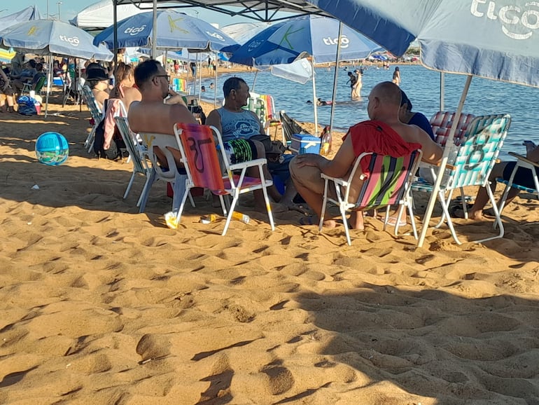 Turistas en la Playa San José en viernes Santo.