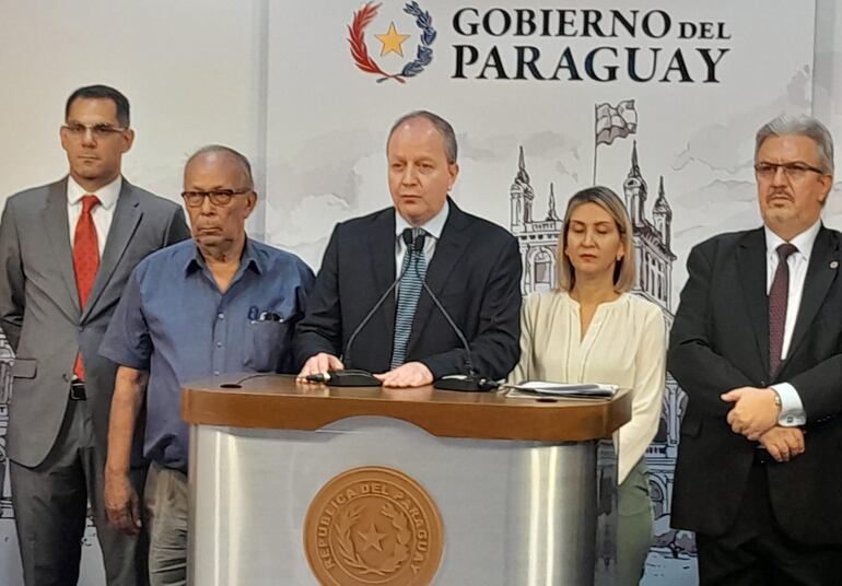 Representantes de gremios de trabajadores y jubilados firman acuerdo con el Gobierno sobre la conformación del Consejo de la Superintendencia de Jubilaciones y Pensiones.