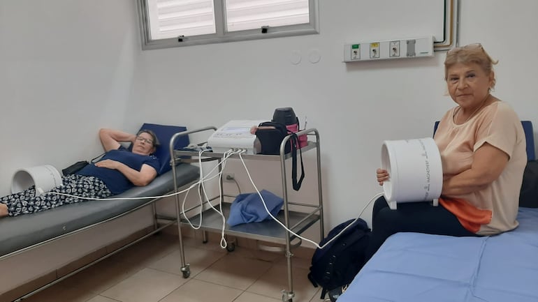 En la imagen se observa a dos pacientes que comparten una máquina, que para colmo no funciona.