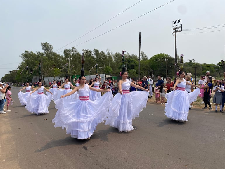 Bailarinas realizando la Danza de la botella.