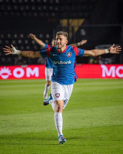 Brazos abiertos de Iván Leguizamón (21 años), en la celebración de uno de sus goles contra Chacarita.