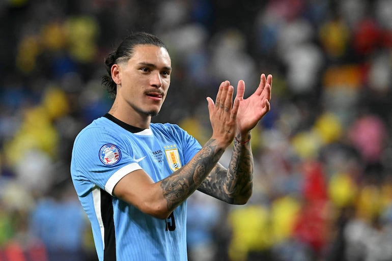 Darwin Núñez, jugador de la selección de Uruguay, festeja la victoria por penales sobre Brasil y clasificación a las semifinales de la Copa América 2024 en el Allegiant Stadium, en Las Vegas, Nevada.