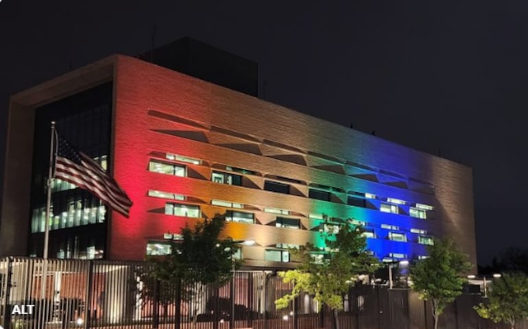 Los colores del orgullo LGTB iluminan la sede de la Embajada de Estados Unidos en Paraguay.