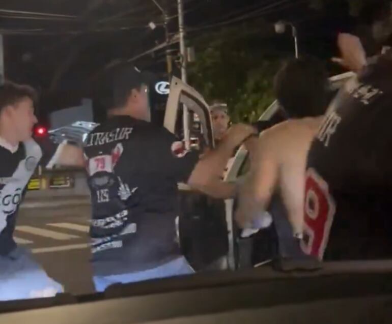 barra brava del Club Olimpia atacó a un conductor en Asunción