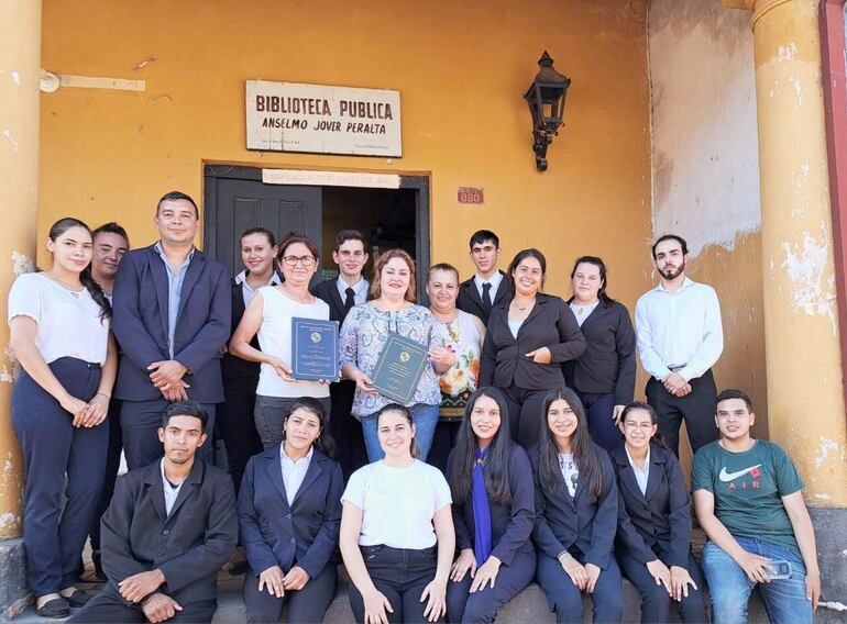  Alumnos que estudian profesorado del segundo y tercer, acompañados del docente abogado Nelson Medina, de la Supervisora Silvia Torales y de la bibliotecaria Teresa Torales.