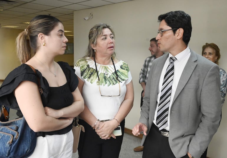 María Edith Franco de Chávez (madre de la víctima), Mercedes Chávez y el abogado José Armoa, en tribunales. 