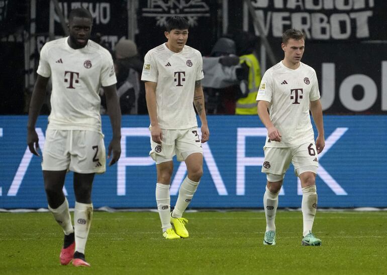 Los jugadores del  Bayern Múnich lamentan la derrota contra el Frankfurt por la Bundesliga de Alemania.