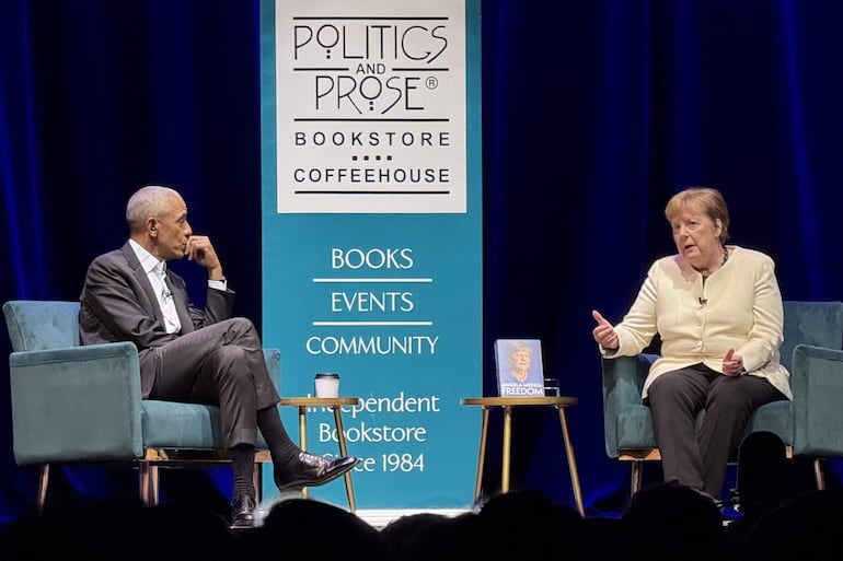  La excanciller alemana Ángela Merkel (d) habla junto al expresidente de los Estados Unidos, Barack Obama, durante la presentación de su Autobiografia 'Libertad', en la ciudad de Washington (Estados Unidos).  