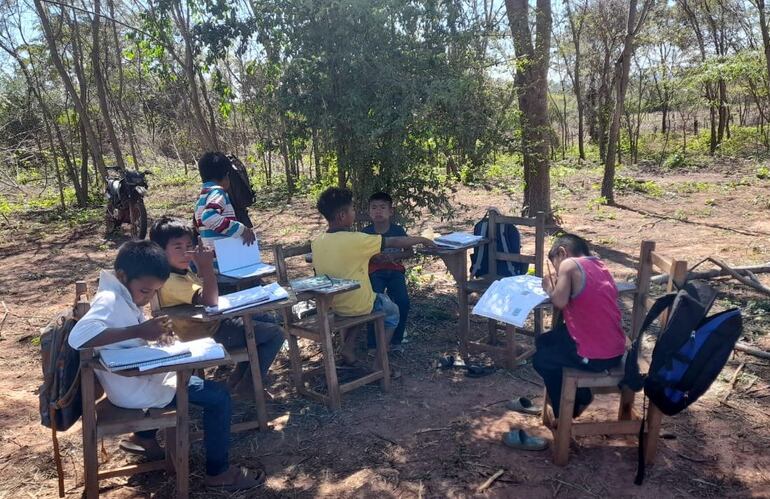 Los alumnos de la escuela La Paloma seguirán dando clases en la intemperie por la suspensión de la obra