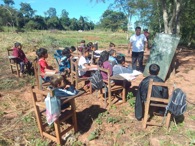 Un grupo de niños de la comunidad La Paloma dando clases en la intemperie por a falta de aulas