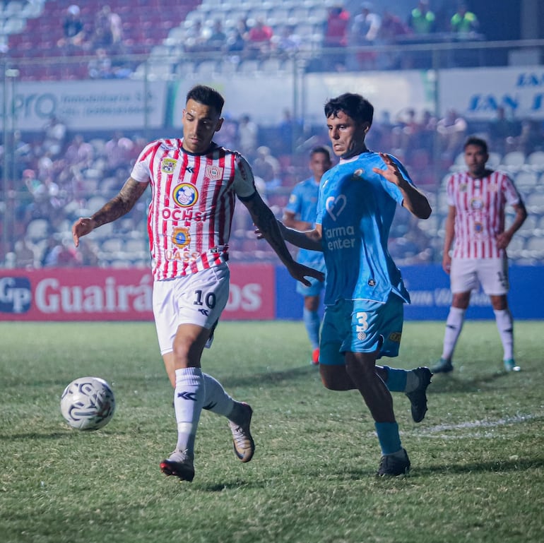 El volante ofensivo "rayadito", Juan José Heinze, domina el esférico ante la marca del lateral Bruno Sierich. (Foto: APF)