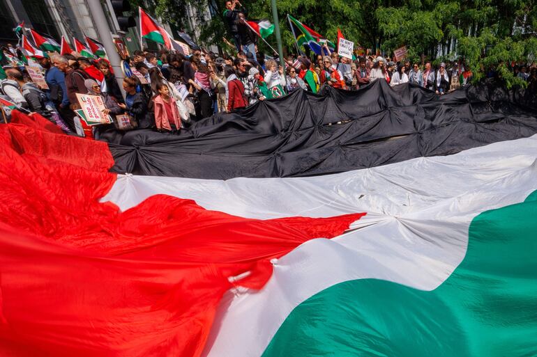 Manifestantes pro-palestinos durante una protesta exigiendo un alto al fuego en Gaza, el pasado domingo en Bruselas, Bélgica.