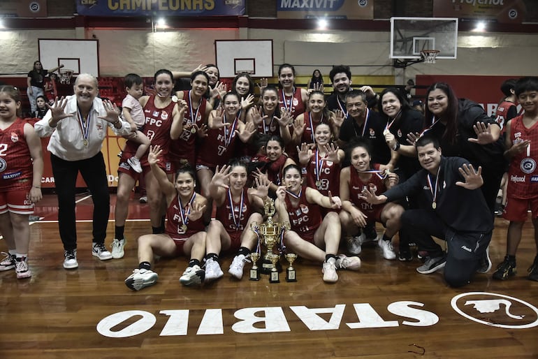 Félix Pérez Cardozo, bicampeón de la Liga Nacional de Básquetbol Femenina, que se consagró en el juego 2 de las finales.