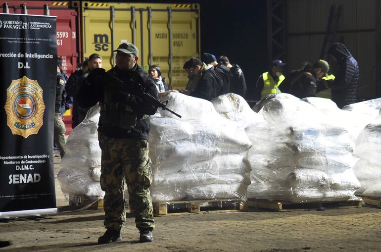 Agenets de la Senad custodian el cargamento de azúcar contaminado, que debía salir del Puerto Privado Caacupemí de Zeballos Cue, con destino al Puerto de Amberes, en Bélgica, transportando 4.013 kilos de cocaína.