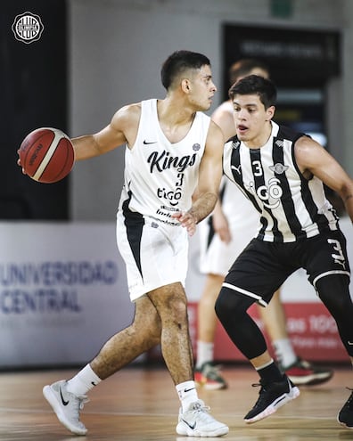 Los “3”, Abraham Mercado  (Olimpia) y Elías Martínez  (Libertad), se enfrentan en el cotejo que ganaron ayer los liberteños.