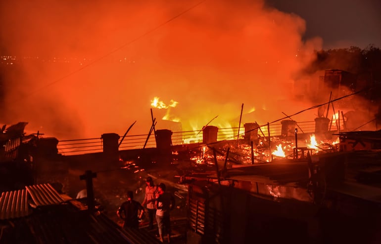 Fotografía del incendio en el barrio Chacarita en Asunción.

EFE.