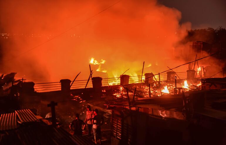 El fuego consumió las casas de unas 20 familias, confirmaron las autoridades.
