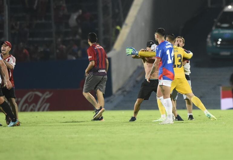 Momento en el que los hinchas de Cerro Porteño invadieron el campo de juego, durante la derrota ante Guaireña.