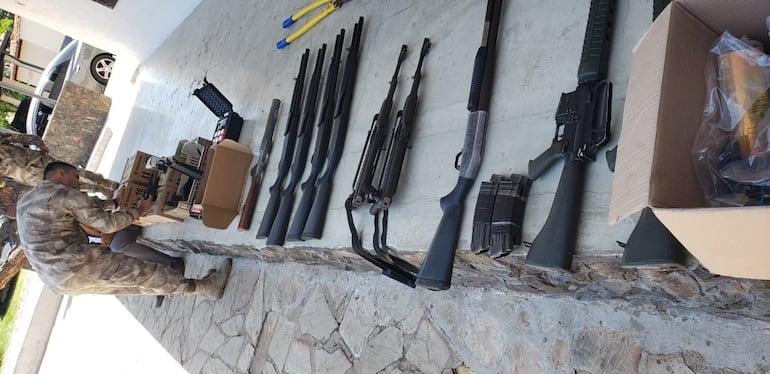 Armas y municiones devueltas a la cárcel de Tacumbú que habían sido rescatadas por la Policía Nacional durante el motín del penal.