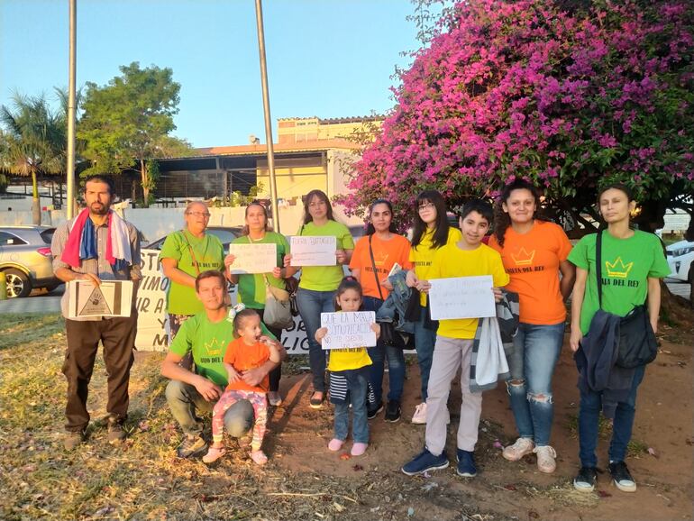 Familiares de Ramón Samudio, durante una manifestación que realizaron contra el titular del IPS, Vicente Bataglia.