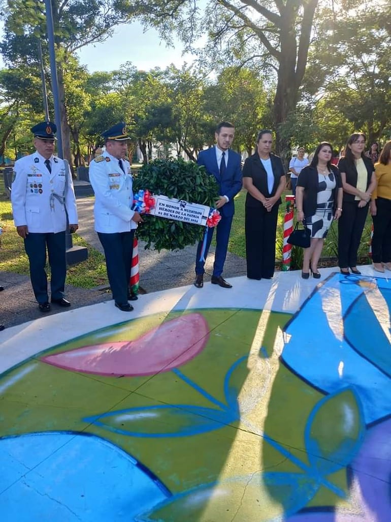 El intendente local, Marcelo Simbrón (ANR), acompañado del coronel de la Artillería de Paraguarí, Justo Pastor López Méndez, entregó ofrenda de corona en el busto del Mariscal López. 