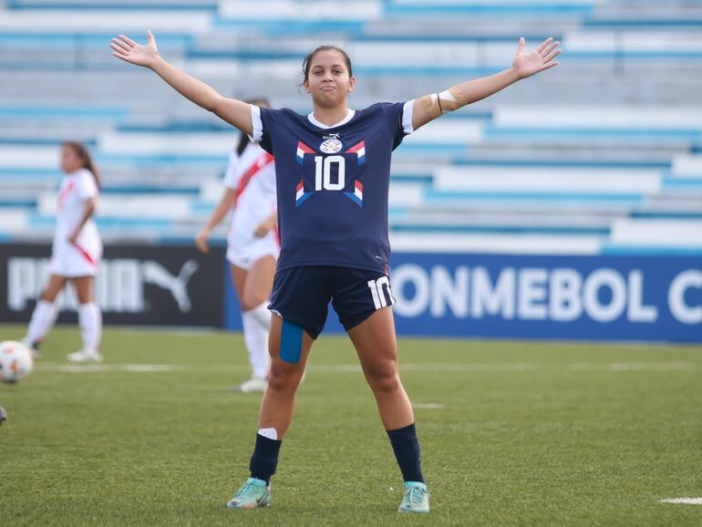 Fátima Acosta, jugadora de la selección paraguaya, celebra un gol en el partido frente a Perú por el Hexagonal Final del Sudamericano Femenino Sub 20 en el estadio Modelo Alberto Spencer, en Guayaquil, Ecuador.