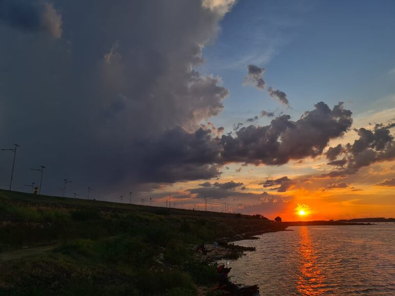 Río Paraguay con el cielo nublado