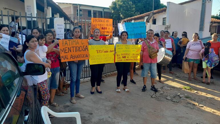 Padres de la escuela Cristóbal Colón de Ñemby, exigen reposición de una profesora y la directora separadas tras una denuncia de supuestos maltratos.