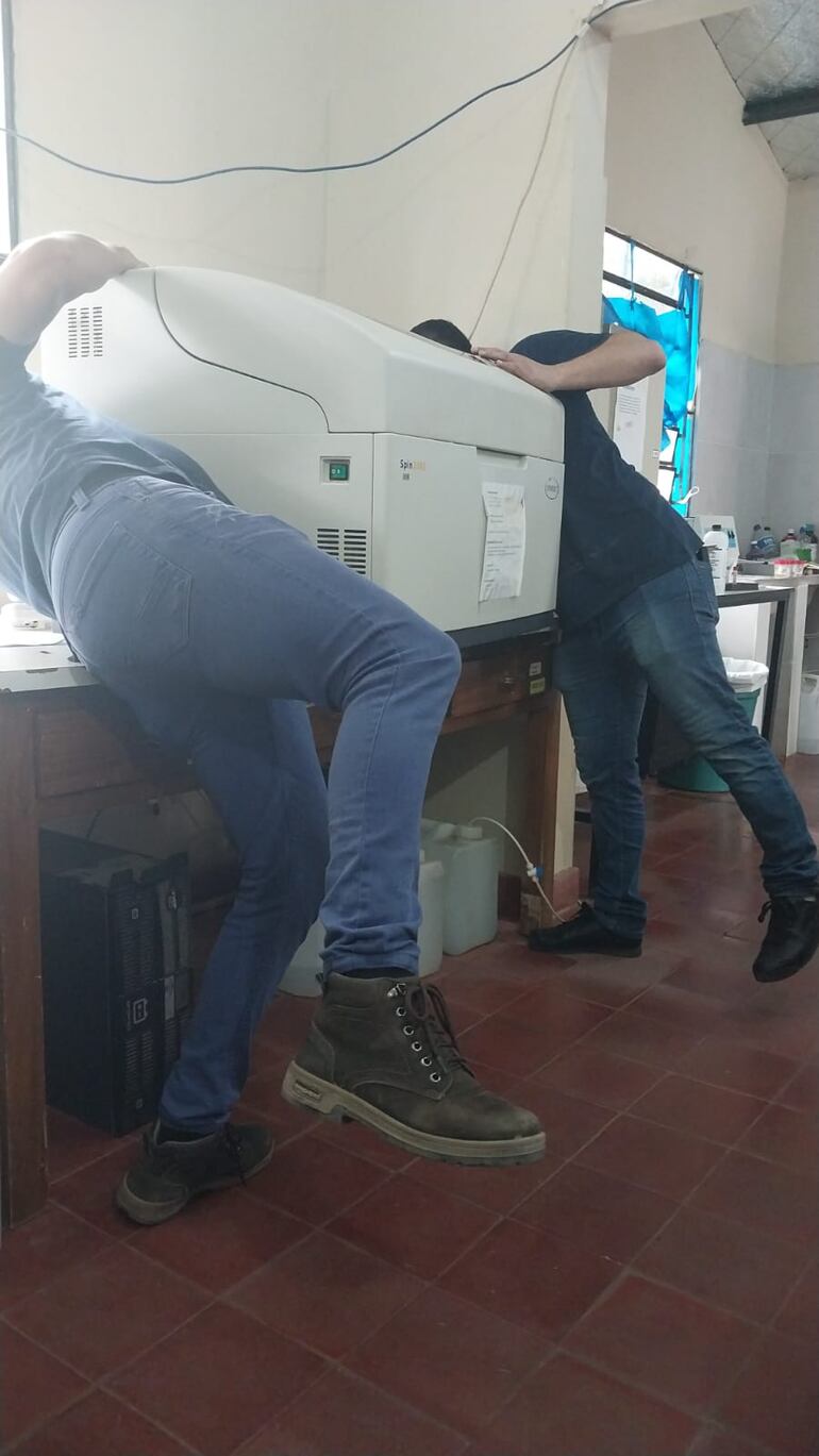 Momento en que  funcionarios de la empresa El Álamo SA proceden a desmantelar los equipos del laboratorio del IPS de San Antonio.