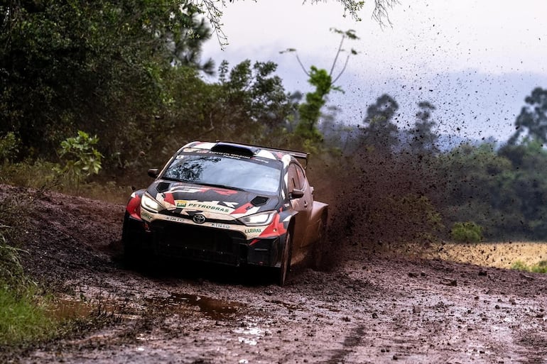 Alejandro Galanti tuvo que abandonar el Rally del Paraguay luego de un fuera de pista que sufrió en la penúltima prueba especial en Carmen del Paraná 2, hasta donde era el líder de la carrera. (Foto Toyota Gazoo Racing, Facebook).