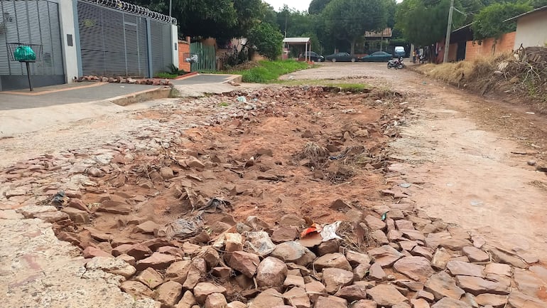 La calle Divino Niño Jesús de la compañia Paí Ñu de Ñemby.  Algunos vecinos no pueden ingresar con sus rodados a sus casas.