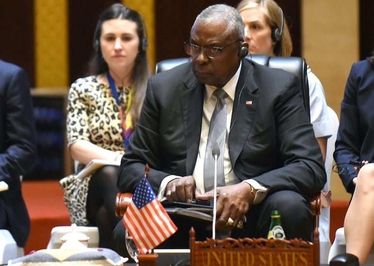 El Secretario de Defensa de los Estados Unidos, Lloyd Austin III, asistiendo a la Reunión Informal de Ministros de Defensa de la ASEAN y los Estados Unidos como parte de la Reunión de Ministros de Defensa de la ASEAN en Vientiane, Laos.