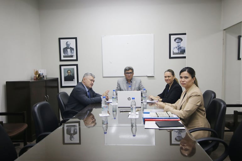 Los diputados Jorge Ávalos (i), Roberto González y Rocío Vallejo en la reunión de Constitucionales.