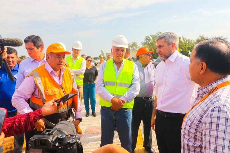 El presidente de la República, Mario Abdo Benítez, visitó la zona de obras de la Costanera Sur, que es una de las construcciones más caras que se está ejecutando con la ley “llave en mano”.