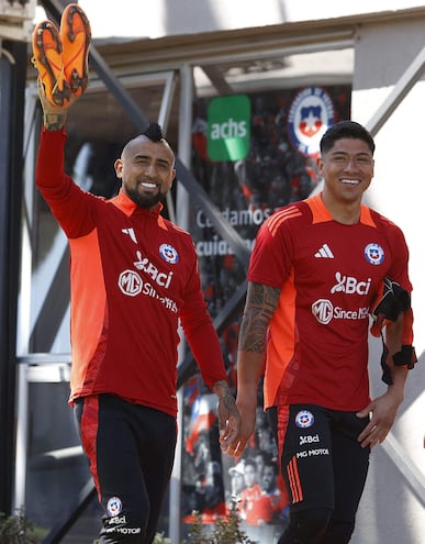 Arturo Vidal y el portero Brayan Cortés llegando a la práctica.