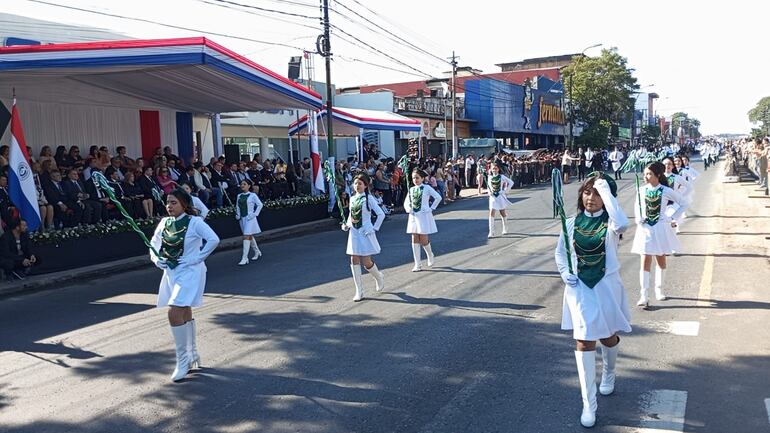 Las chiroleras a su paso frente al palco hicieron honor al día en donde se recuerda la firma del Protocolo de Paz de la Guerra del Chaco.