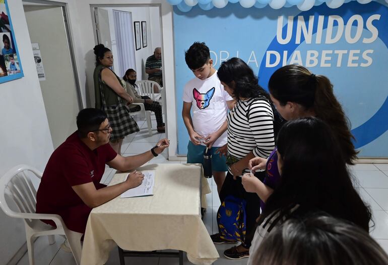 Feria brindó numerosos servicios médicos gratuitos a fin de concientizar sobre la diabetes.