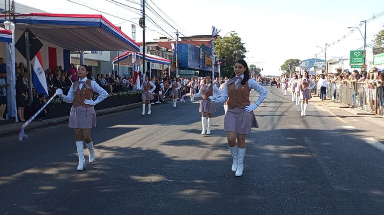 El Colegio Santa Teresita utilizó un color rosa pastel en su atuendo de desfile, color del uniforme de la institución.