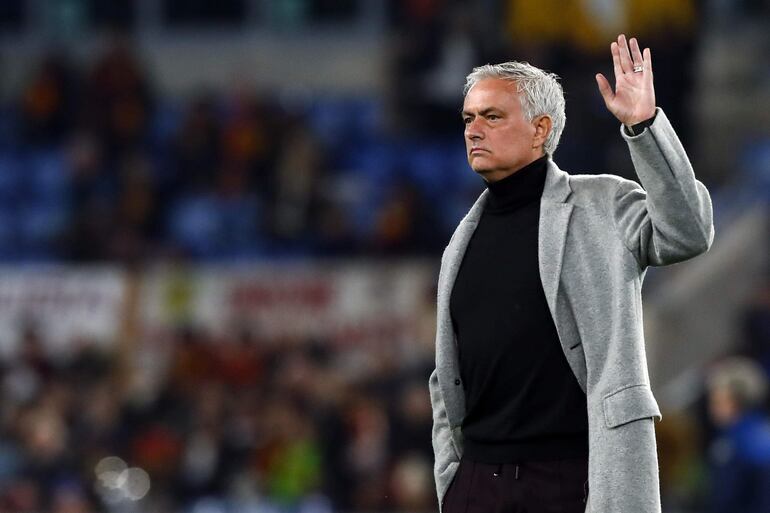 Rome (Italy), 03/01/2024.- Roma's coach Jose Mourinho gestures during the Coppa Italia round of 16 soccer match between AS Roma and US Cremonese, in Rome, Italy, 03 January 2024. (Italia, Roma) EFE/EPA/ANGELO CARCONI
