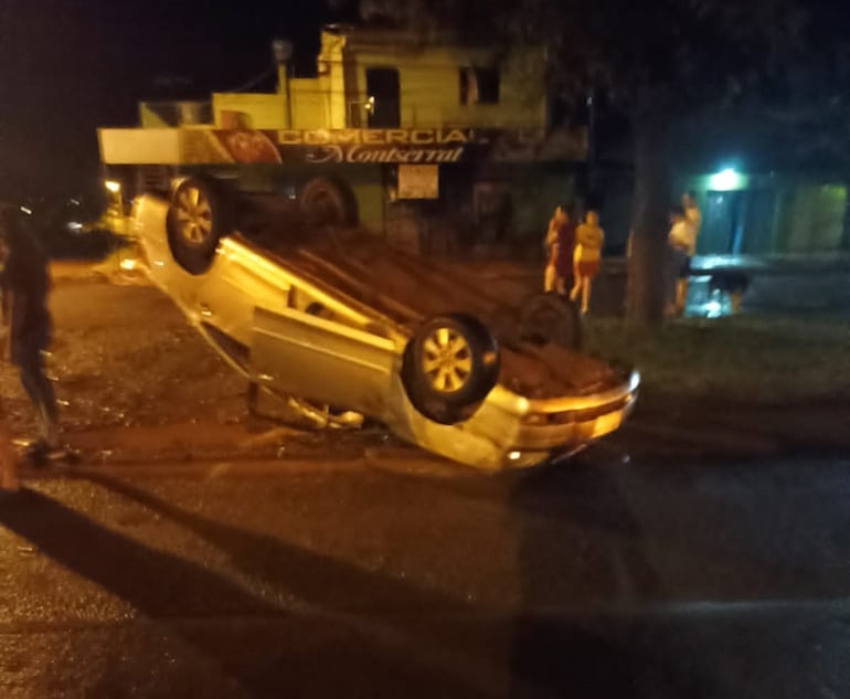 Pista mojada y aparatosos accidentes en Tomás Romero Pereira sobre la ruta PY06