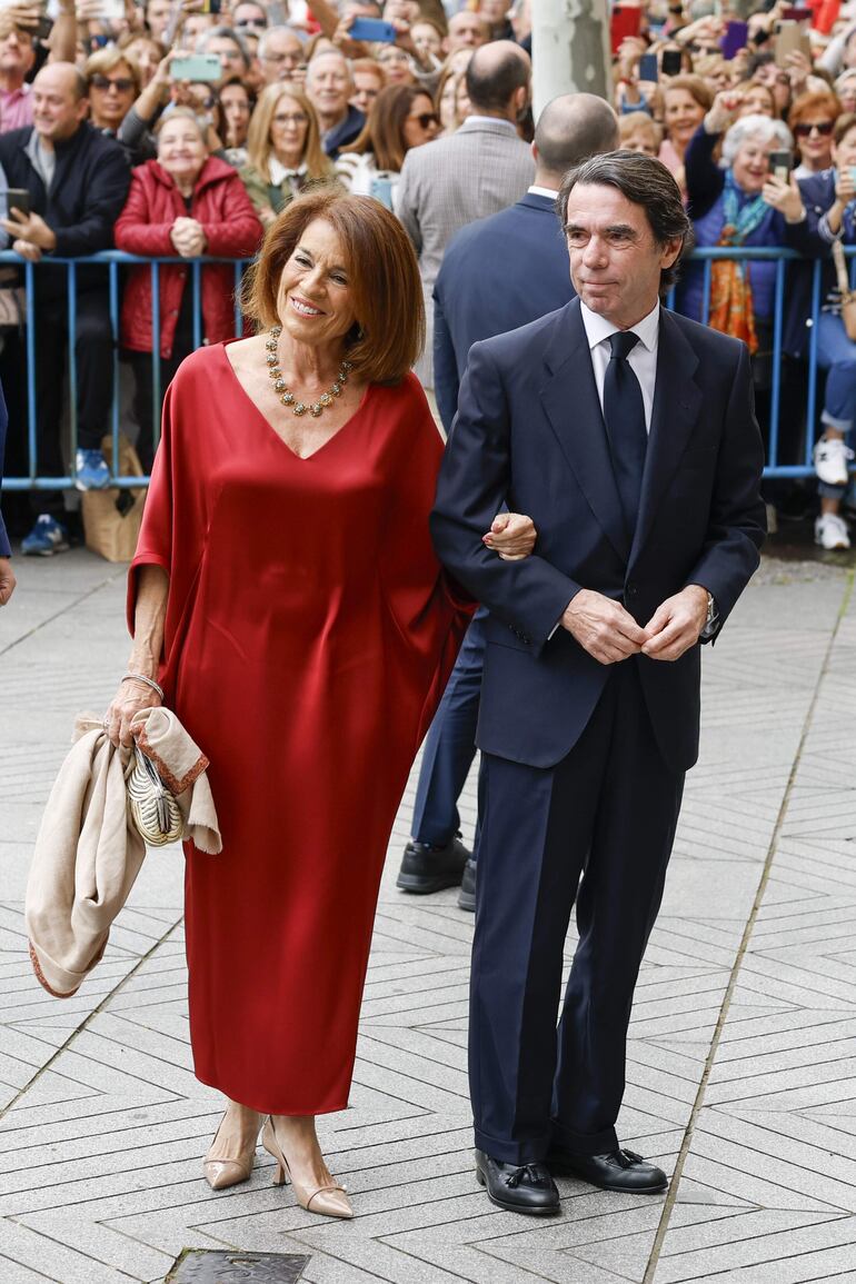 El rexpresidente del Gobierno José María Aznar (c) y su esposa Ana Botella a su llegada este sábado a la iglesia de San Francisco de Borja.